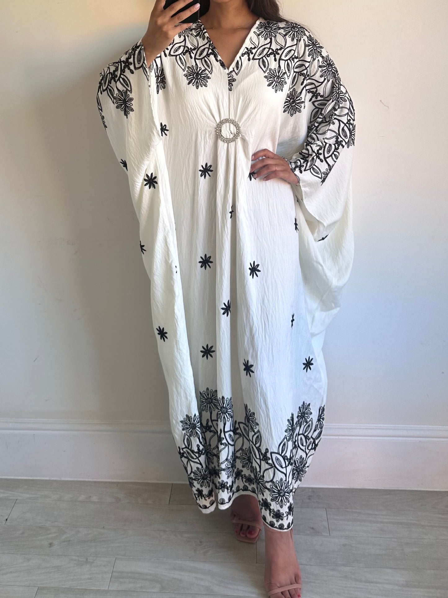 White Embroidered Drape Brooch Kaftan