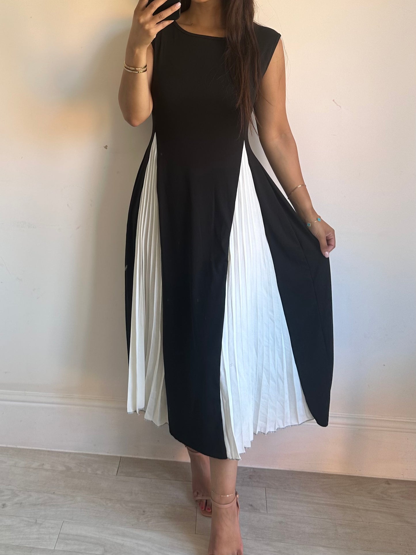 Black White Pleated Sleeveless Midi Dress