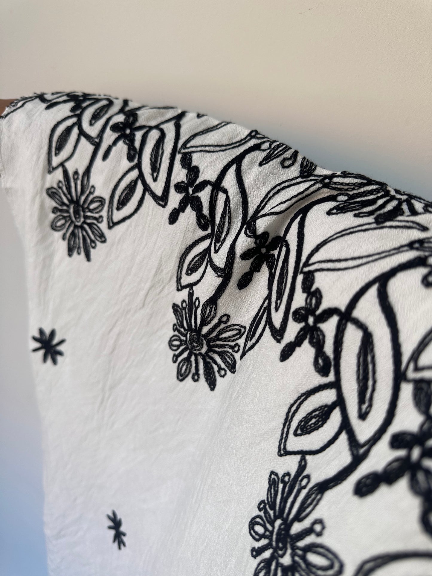 White Embroidered Drape Brooch Kaftan